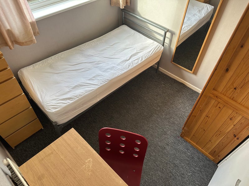 Photo 1: Single Bedroom