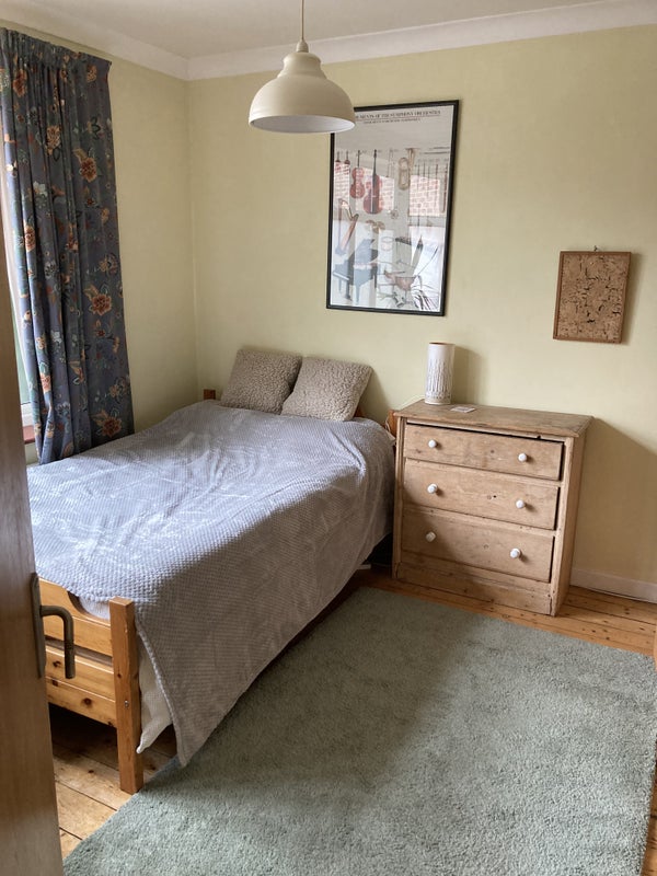 Photo 1: Double bedroom