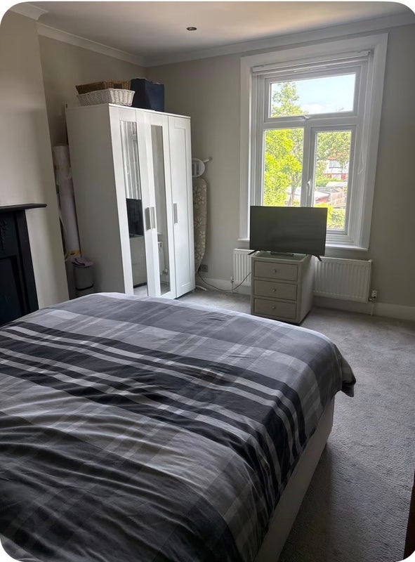 Photo 1: Double Bedroom