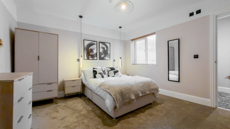 Photo 1: ROOM 2 WITH ENSUITE £845