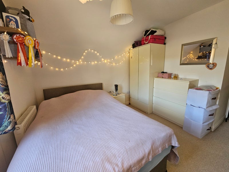 Photo 1: Double bedroom