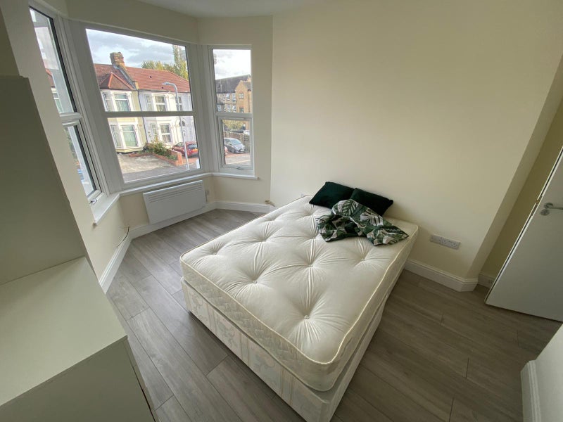 Photo 1: £1050 ensuite double