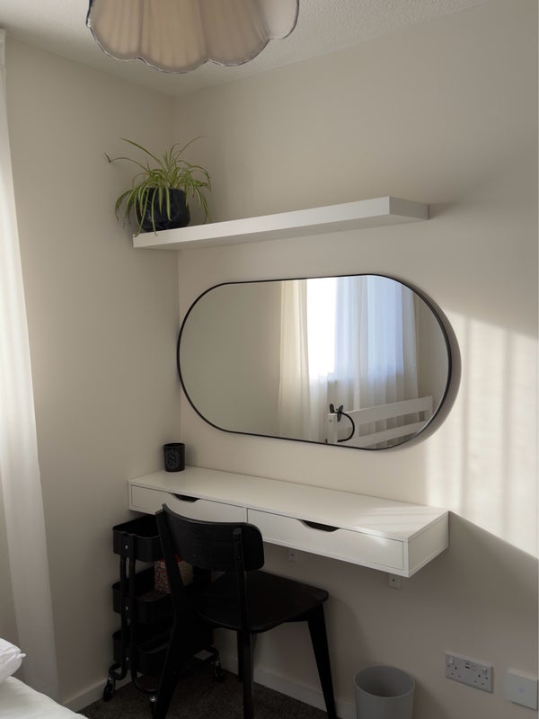 Photo 1: Bedroom vanity area