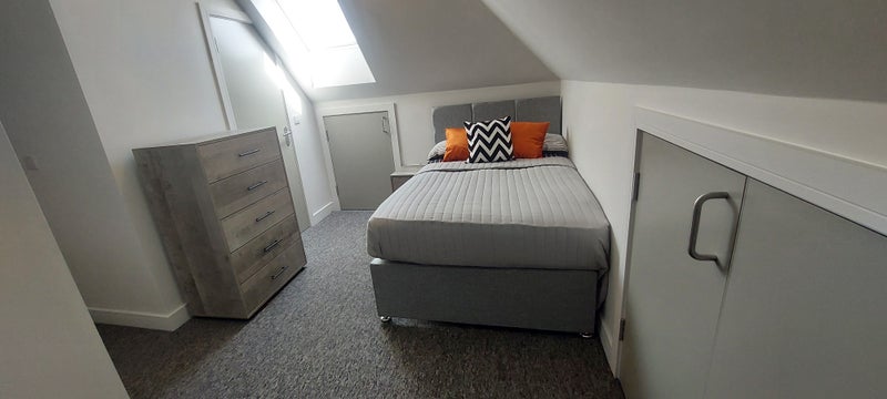 Photo 1: TOP FLOOR ENSUITE 