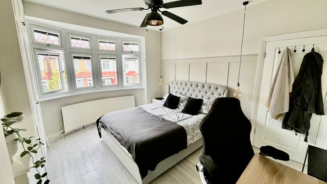 Photo 1: Available Double room king bed