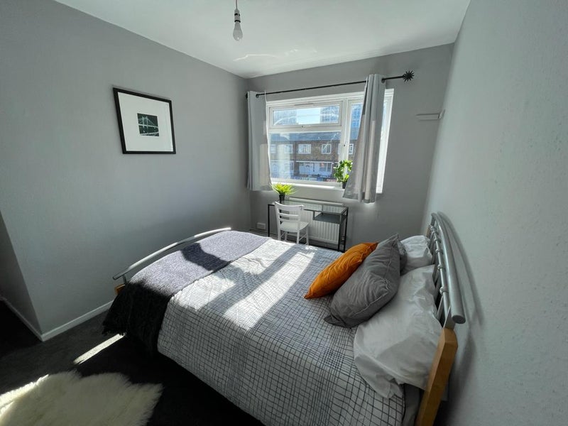 Photo 1: Room 5- £850 Available 02/04/2026