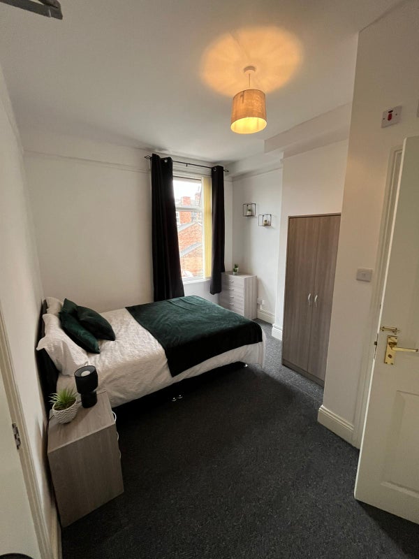 Photo 1: R2 (ensuite)