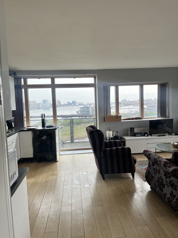 Photo 1: Living room/kitcher