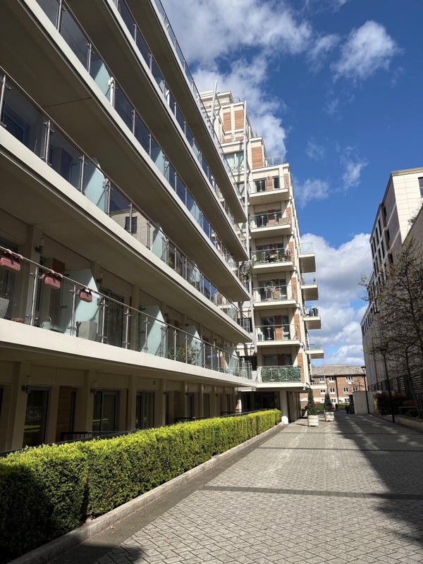 Photo 1: Entrance with concierge