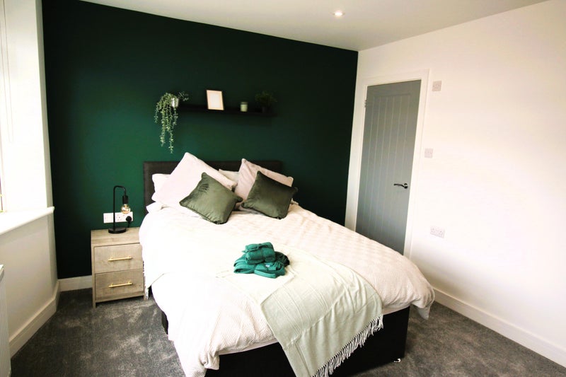 Photo 1: ROOM 1 WITH ENSUITE £750