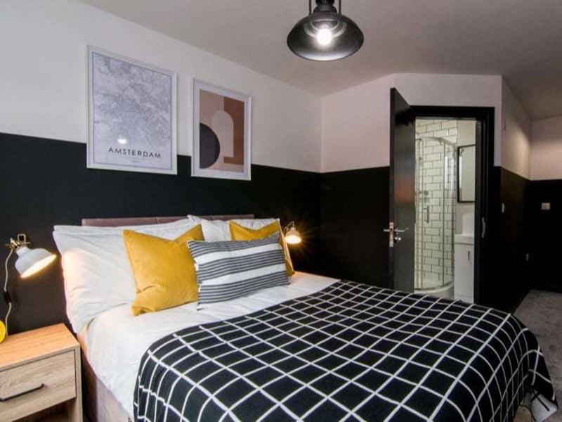 Photo 1: Room 8 - Ensuite