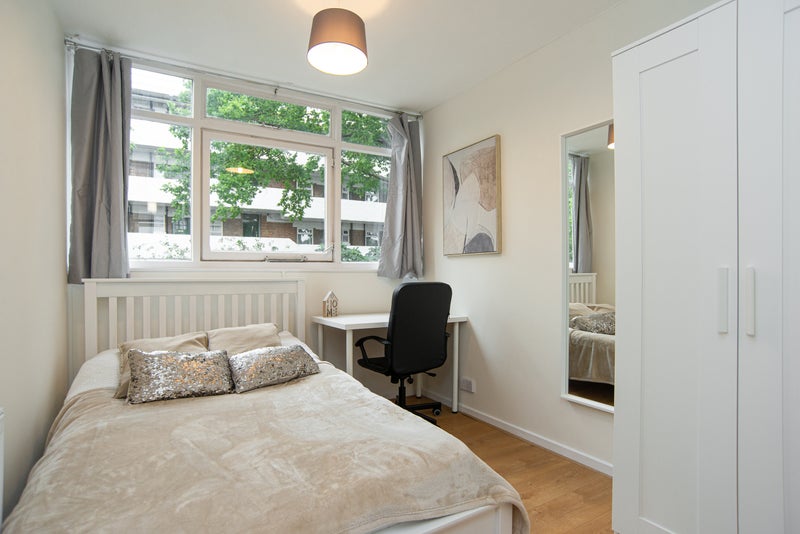 Photo 1: Room 1: £950 rent (+£150 for all bills)