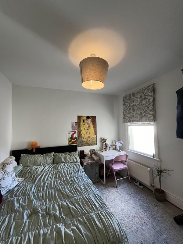 Photo 1: bedroom with double bed