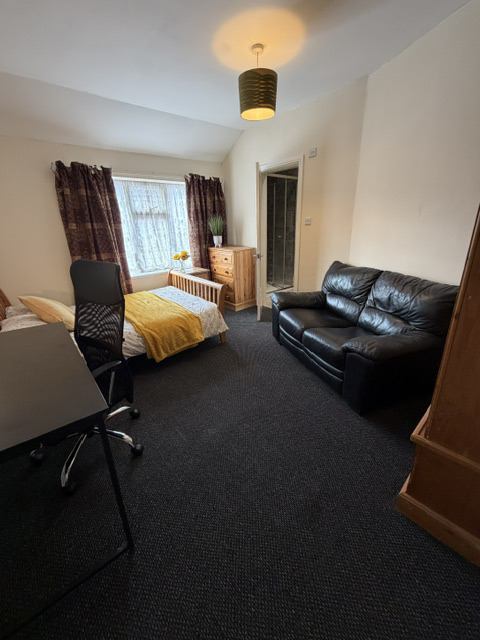 Photo 1: Available Double En suite Room