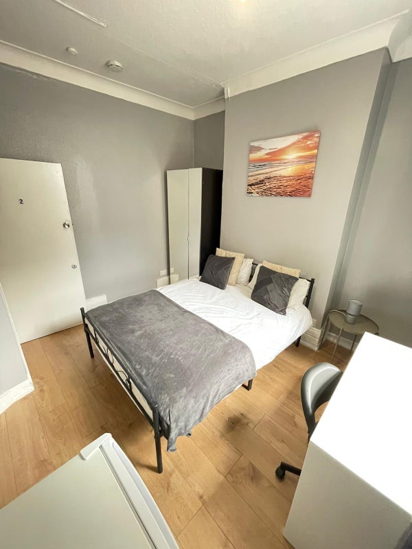 Photo 1: DOUBLE ROOM £220.00 PER WEEK, FOR ONE PERSON ONLY, AVAILABLE 30 APRIL