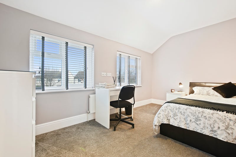 Photo 1: Ensuite Room