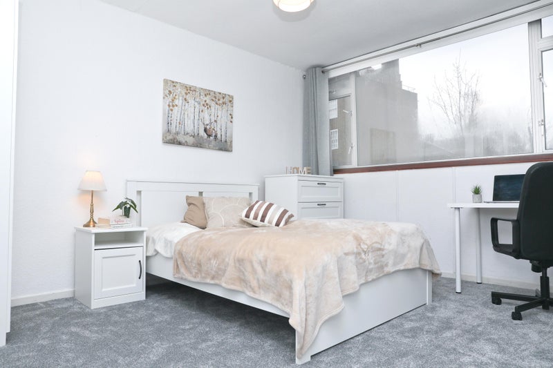 Photo 1: Room 1 £1,050(+£150 for bills)