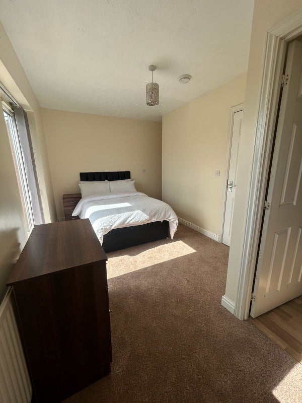 Photo 1: Spacious double ensuite room