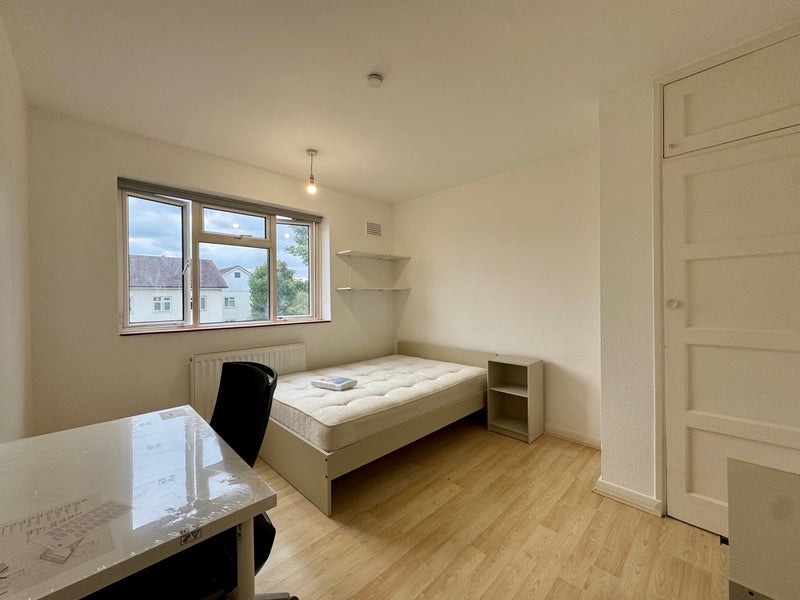 Photo 1: Room 1(22nd)