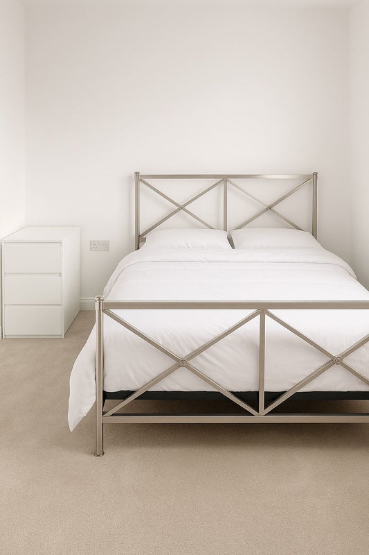 Photo 1: Room available