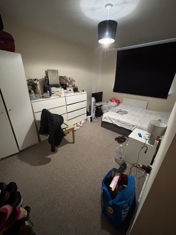 Photo 1: Large Double With Ensuite & Furnished