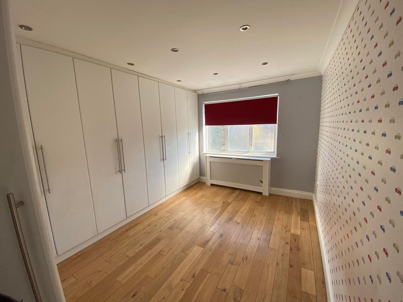 Photo 1: Room 4- £800 Available 25/04/2026