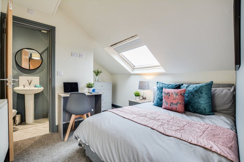 Photo 1: Room 5 with Ensuite