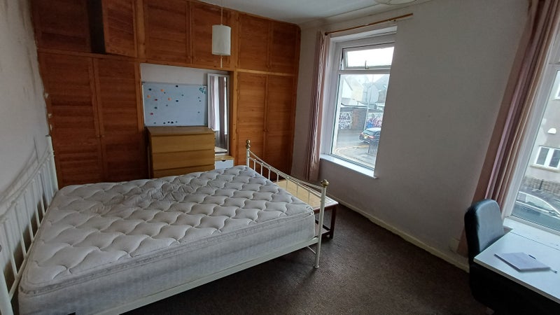 Photo 1: Front upstairs bedroom