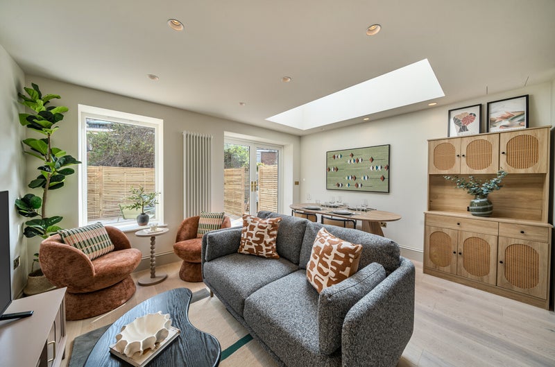 Photo 1: Living area 