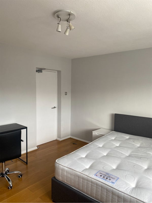 Photo 1: Bedroom 3 £900PCM - available 07/04/2026