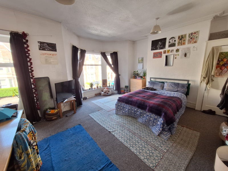 Photo 1: 1st floor front room