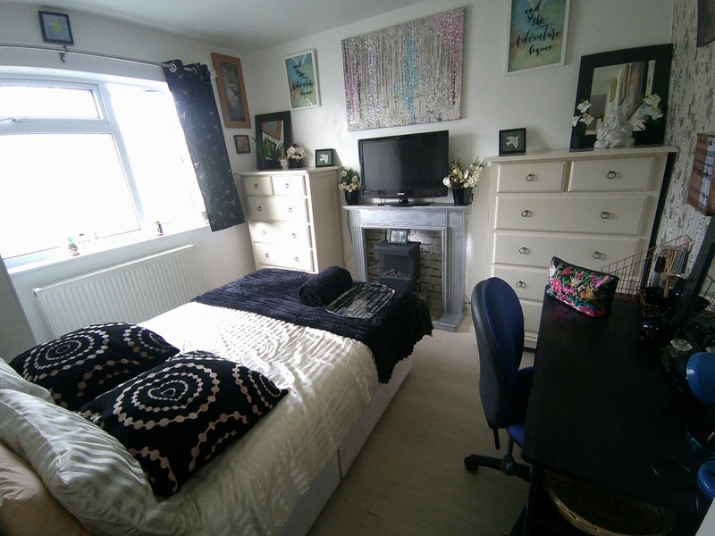 Photo 1: Available NOW: Light and airy double bedroom with ... 