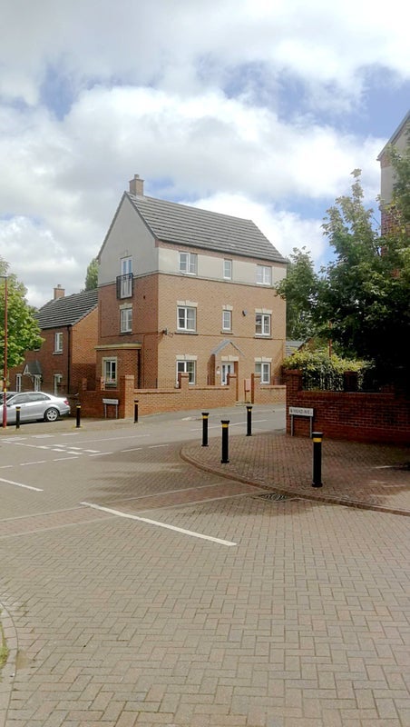 Photo 1: Detached house