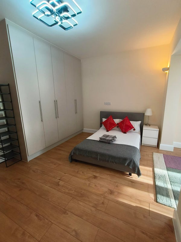 Photo 1: Room 1 (En-Suite)