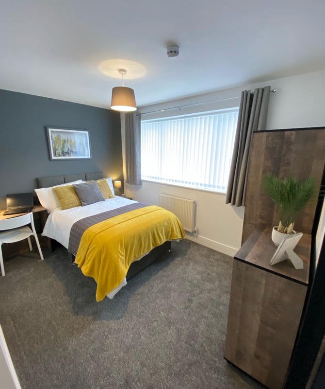 Photo 1: Double bed with matching furniture