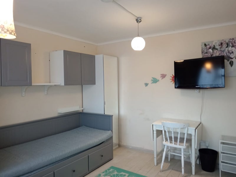 Photo 1: Ensuite room