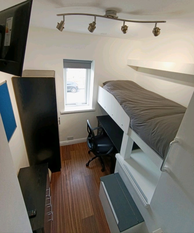 Photo 1: "Private Single Room | Workspace | Bills Included"