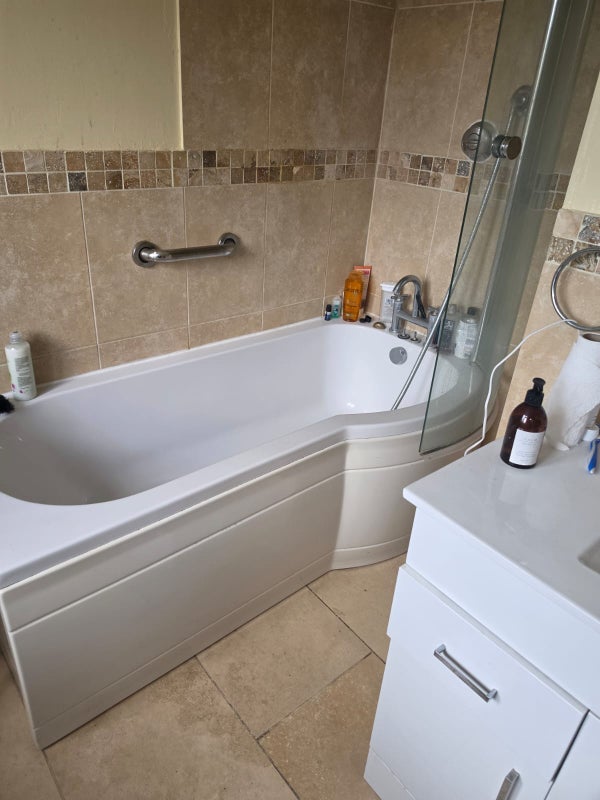 Photo 1: P-shaped bath