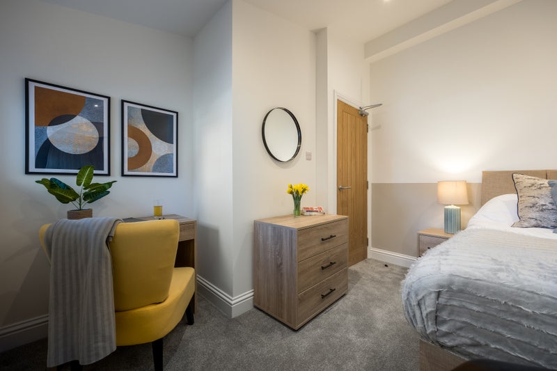 Photo 1: Cosy Double Bedroom - Available in June