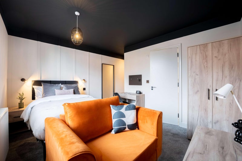 Photo 1: Room 3 - Ensuite 