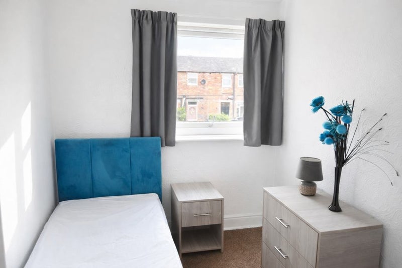 Photo 1: Single Room