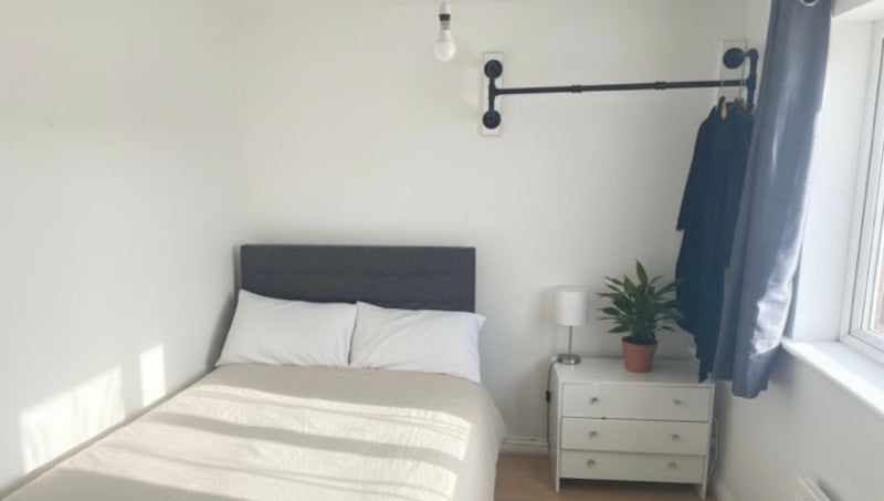 Photo 1: Main bedroom 