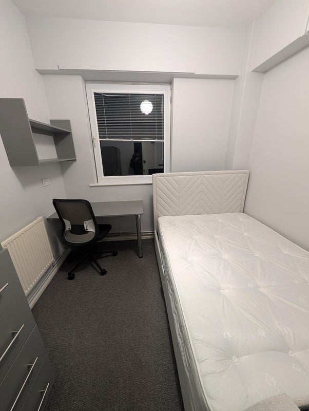 Photo 1: Room view from the Entrance