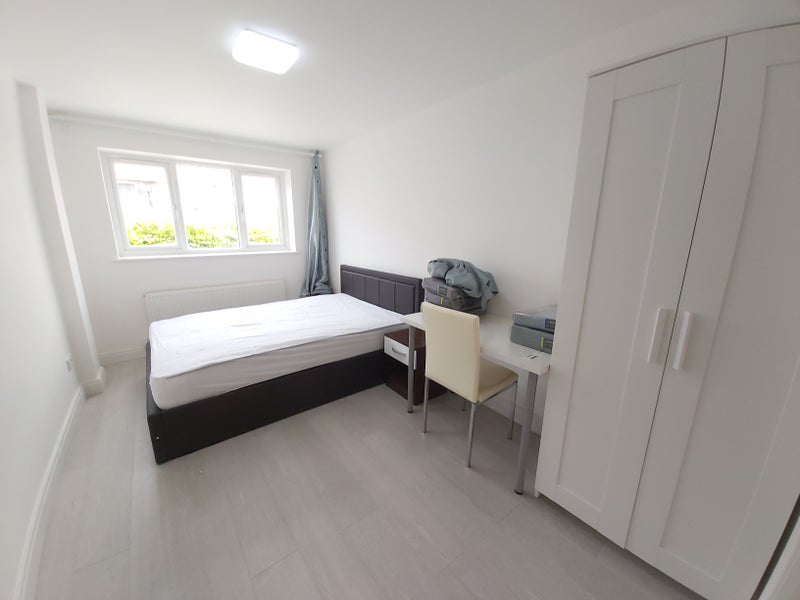 Photo 1: Room 2, en-suite room