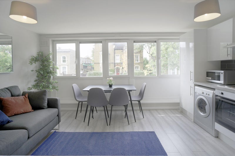 Photo 1: Lounge - Diner