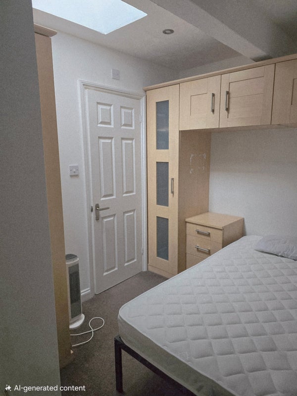 Photo 1: Ensuite Room 