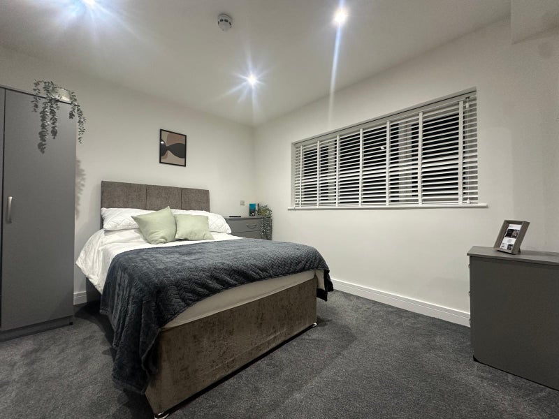 Photo 1: ROOM 5 WITH ENSUITE £695