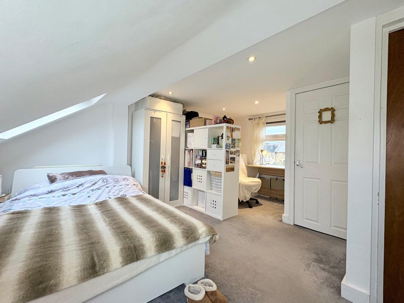 Photo 1: Room 1 ENSUITE 