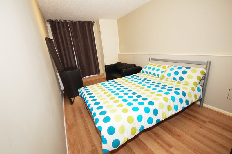 Photo 1: Room 3 - £950 Available from 27/04/2026