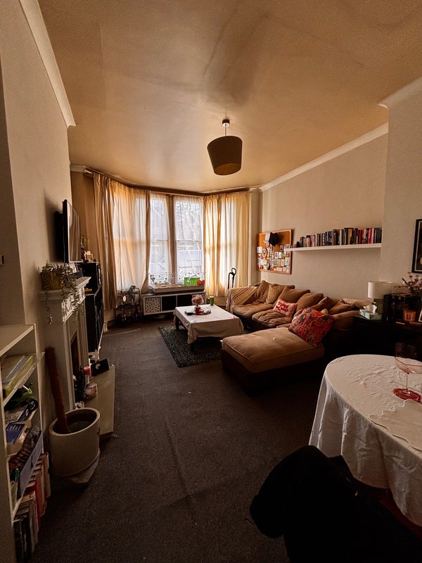 Photo 1: Very large and bright livingroom 